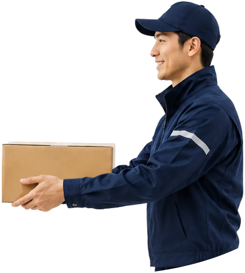 荷物を手渡す男性スタッフ